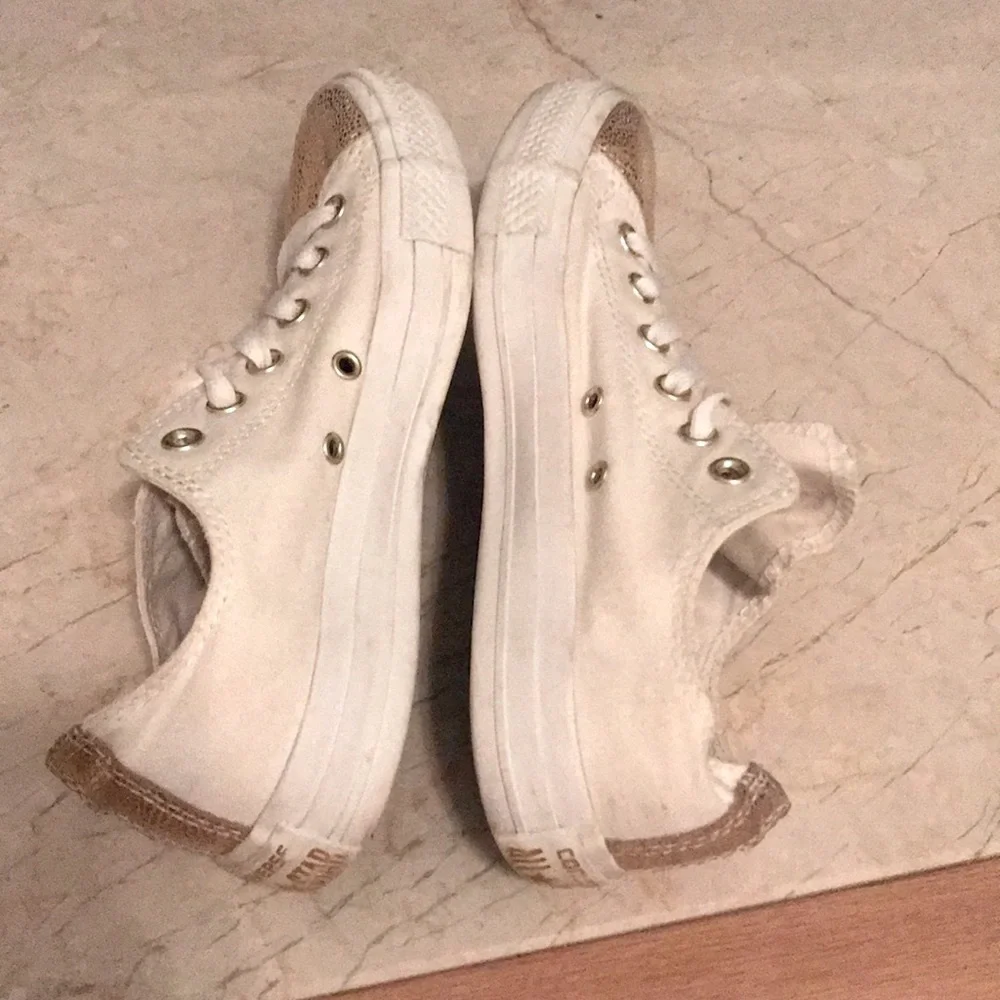 Converse with sneakers with gold capped toe size 8 - Picture 5 of 8